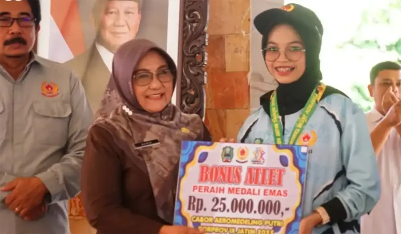Bupati Magetan, Nanik Sumantri menyerahkan bonus kepada atlet berprestasi di Porprov Jatim 2025.foto/prokopim