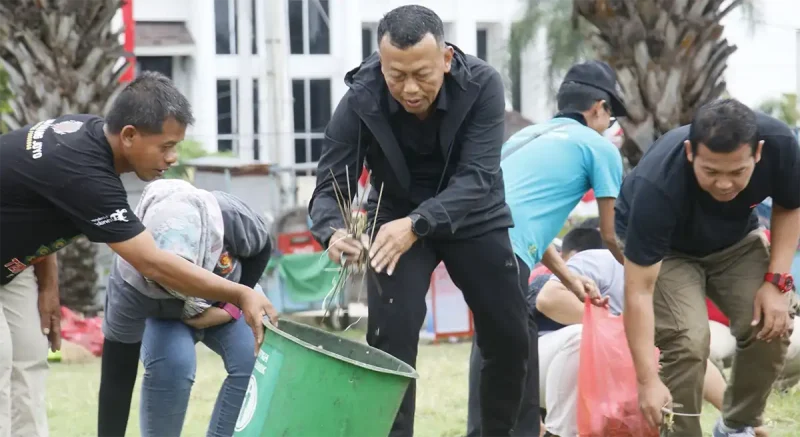 Bupati Ponorogo Giri Santjoko, bersih-bersih sampah. foto/kominfo