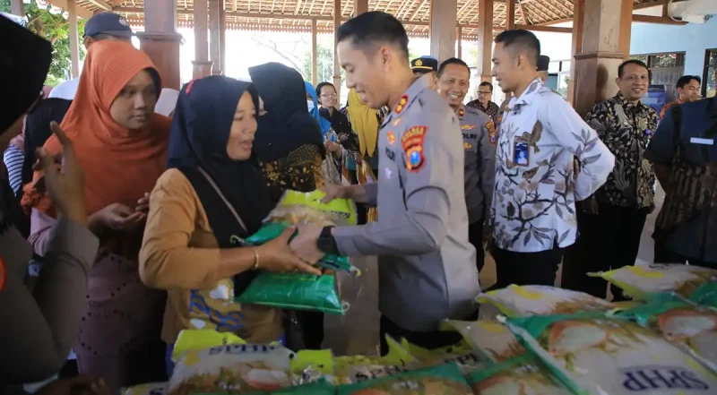 Kapolres Madiun serahkan beras murah pada warga