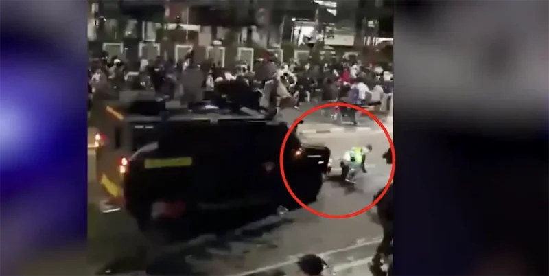 Peristiwa sosok ojol ditabrak rantis. foto/youtube