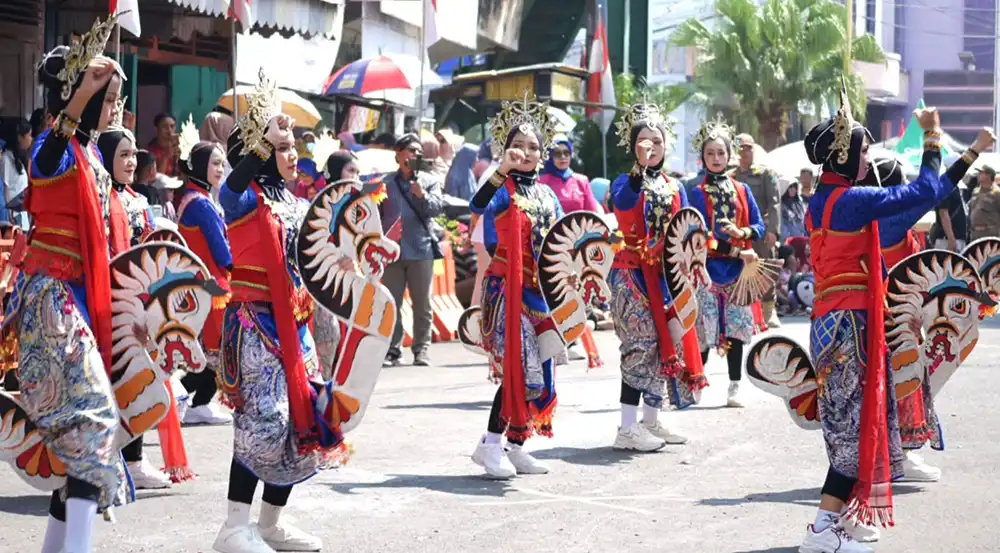 Peserta pawai budaya 2025