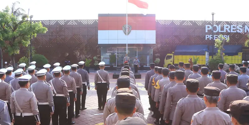 Polres Ngawi menurunkan ratusan personel untuk mengamankan jalannya Ngawi Specta Carnival 2025 . foto/restngawi)