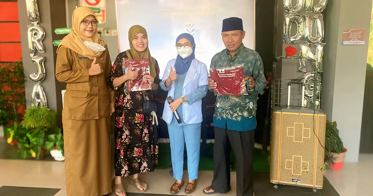 Pemberian cindera mata.