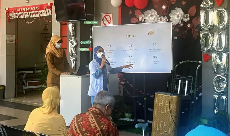 dr. Dewi Itika Basuki saat Penyuluhan Serangan Jantung di ruang tunggu Instalasi Rawat Jalan (Irja) RSUD Dungus