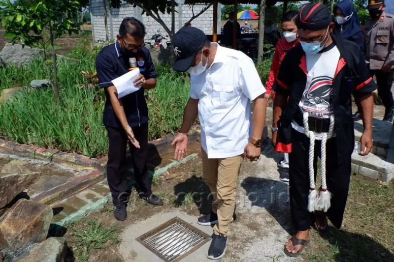 Bupati Ponorogo, Sugiri, meninjau langsung biopori di lingkungan rumah dinas. foto/kominfo.ponorogo