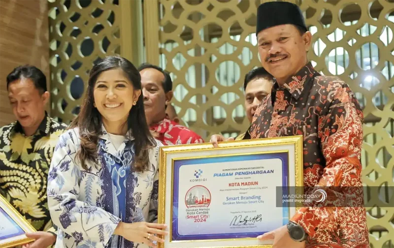 Wali Kota Madiun, Dr. Maidi, saat menerima penghargaan dari Menteri Komdigi Meutya Hafid. foto/kominfo.kota.Madiun