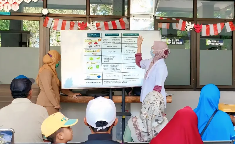 dr. Sabrina Alfaqihah saat menjelaskan pada pasien. foto/dok