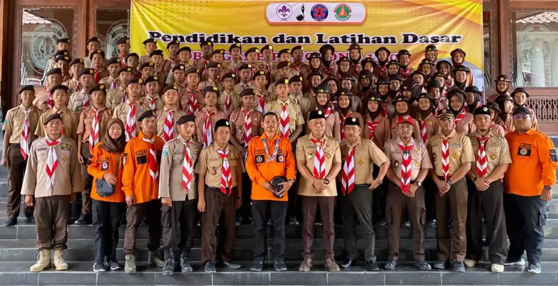 Bupati Ponorogo Sugiri Sancoko saat foto bersama para Brigade Penolong 13.02