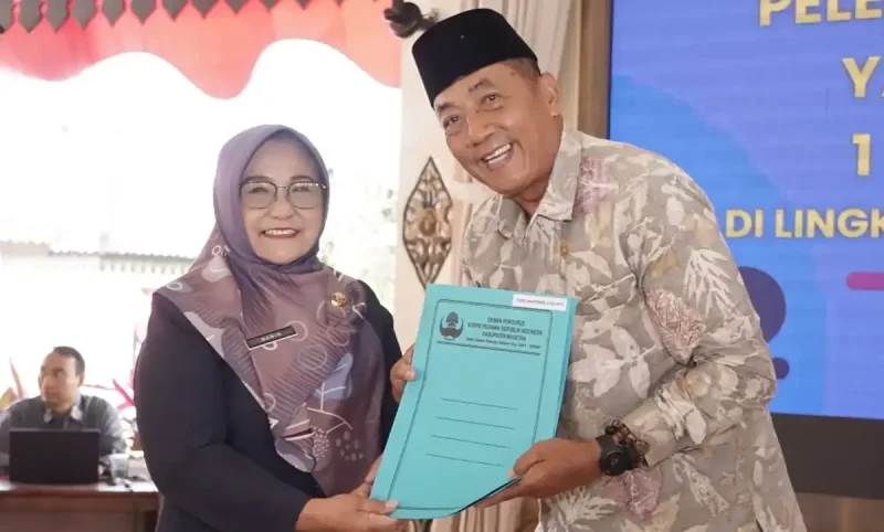 Bupati Magetan memberikan tali asih pada ASN yang memasuki masa purna. foto/prokopim