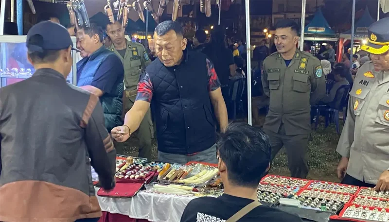 Bupati Ponorogo saat mengunjungi kontes Batu Akik. foto/kominfo