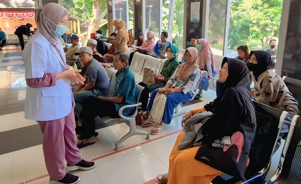 dokter bincang dengan pasien