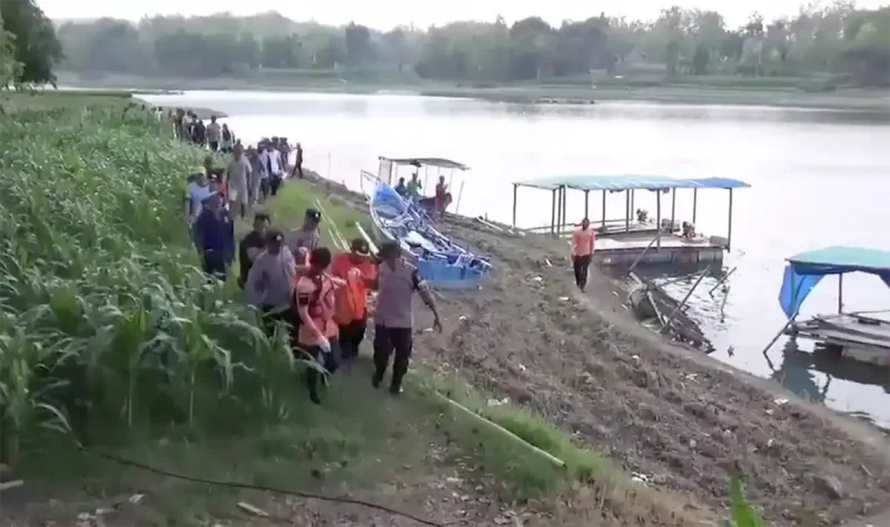 Petugas melakukan evakuasi korban. foto/istimewa