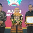 Wakil Bupati saat terima Piagam dari Gubernur di Surabaya