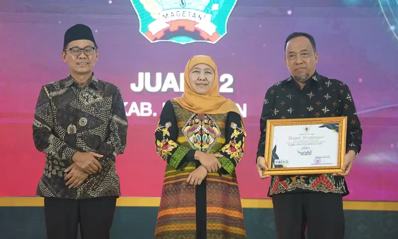 Wakil Bupati saat terima Piagam dari Gubernur di Surabaya