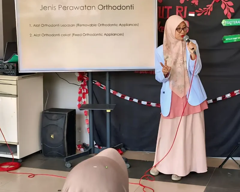 Dokter Spesialis Orthodonti, drg. Dina Kumala, Sp.Ort, saat memberikan penjelasan perawatan gigi. foto/dok.rsud dungus