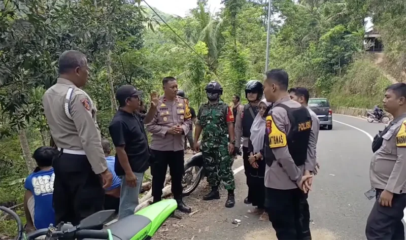 Polisi melakukan pengejaran hingga tepi hutan. foto/ist
