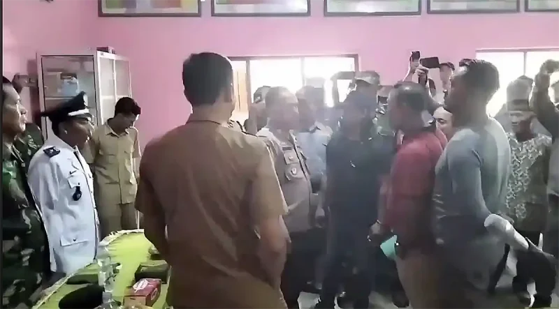 Suasana protes di acara pelantikan. foto/ist