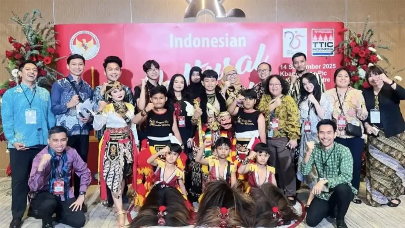 Anak-anak Sanggar Tari Candra Waskita Ponorogo tampil dalam ajang Indonesian Culture Night di KBank Siam-Pic Ganesha Theatre Bangkok, Thailand, Minggu (14/9/2025).foto/kominfo