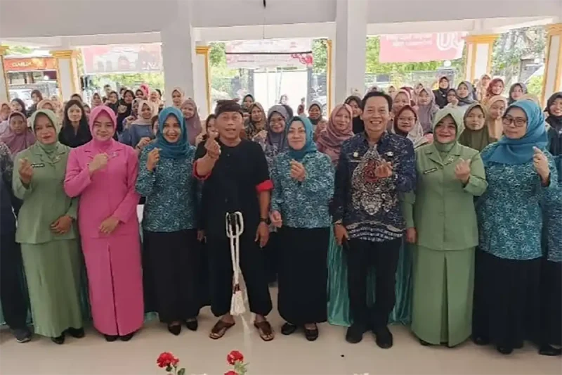 Bupati Ponorogo bersama PKK Kabupaten dan para ibu hamil Ponorogo. foto/kominfo