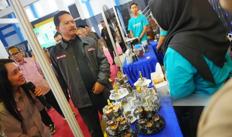 Wali Kota Madiun saat kunjungi salah satu stand Naker Fest 2025.foto/kominfo