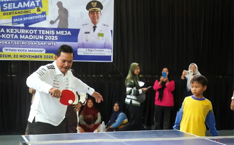 Wali Kota Madiun Dr. Maidi membuka Kejurkot Tenis Meja 2025 jenjang SD-SMP.